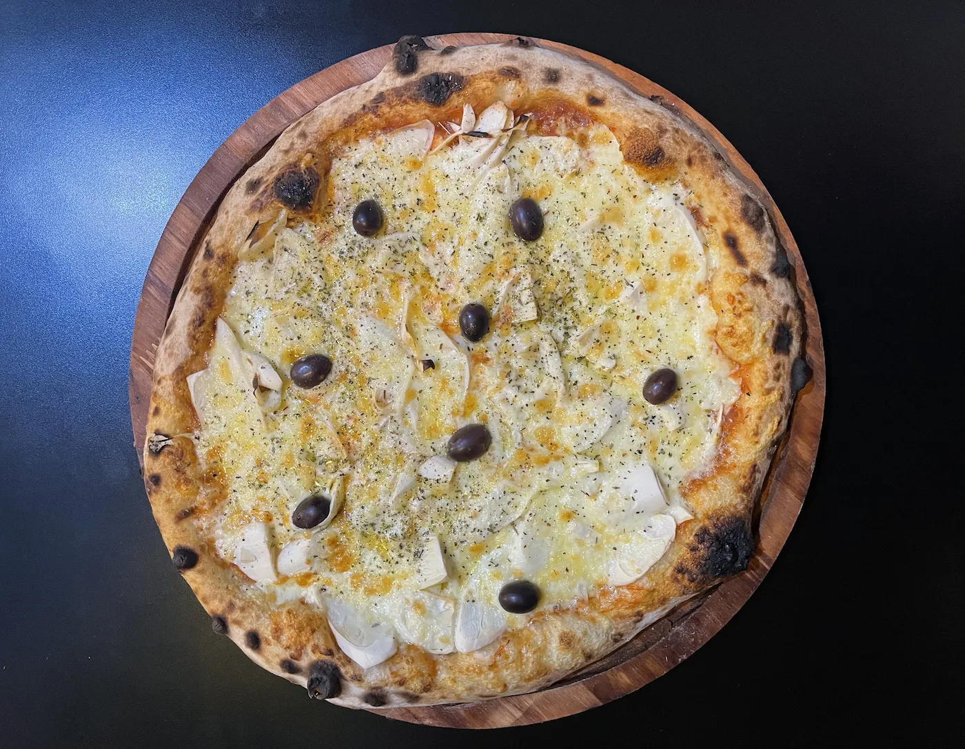 Mesa com pizzas artesanais no espaço