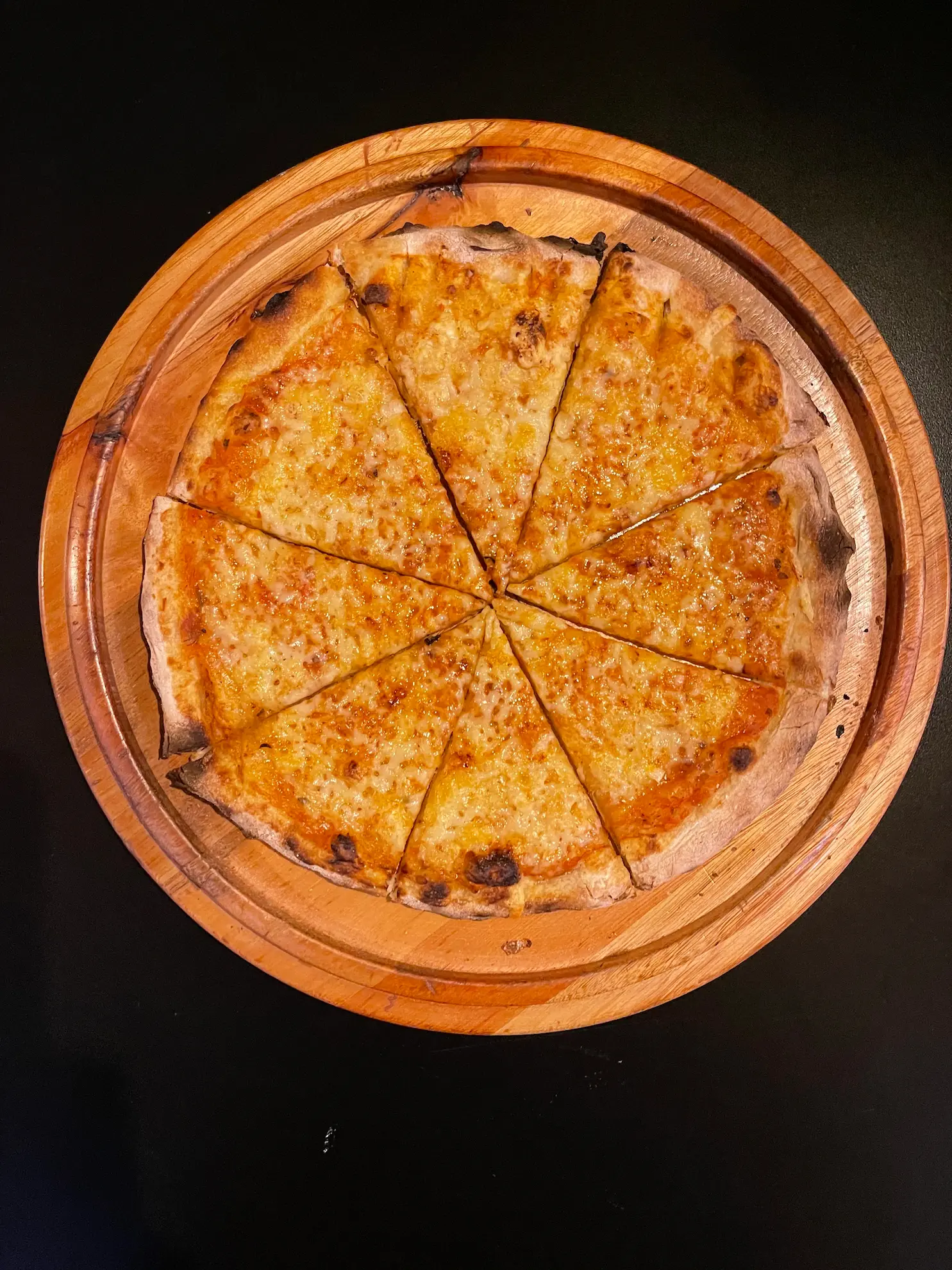 Pizza fatiada com ingredientes frescos